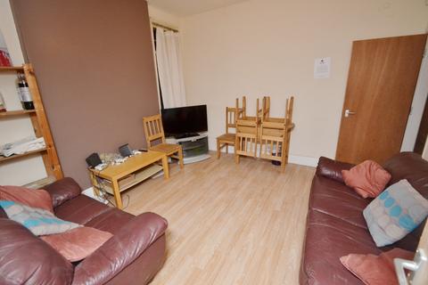 5 bedroom semi-detached house to rent, Trinity Avenue, Nottingham NG7