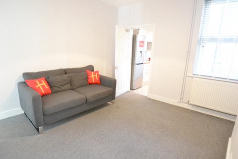 2 bedroom terraced house to rent, Warwick Street, Nottingham NG7