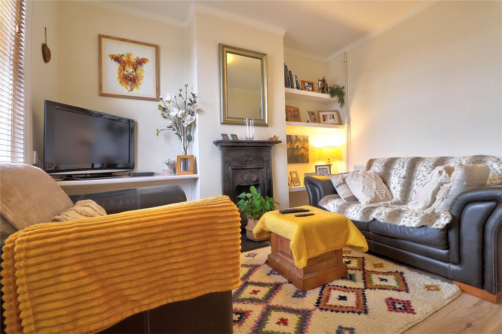 Catteshall Road, Godalming, Surrey, GU7 2 bed house for sale £375,000