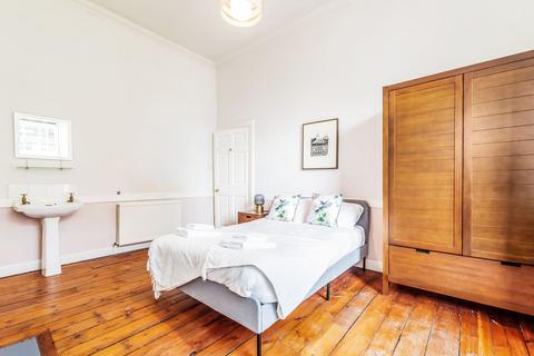 3 bedroom serviced apartment to rent - St. James Square, Edinburgh EH1