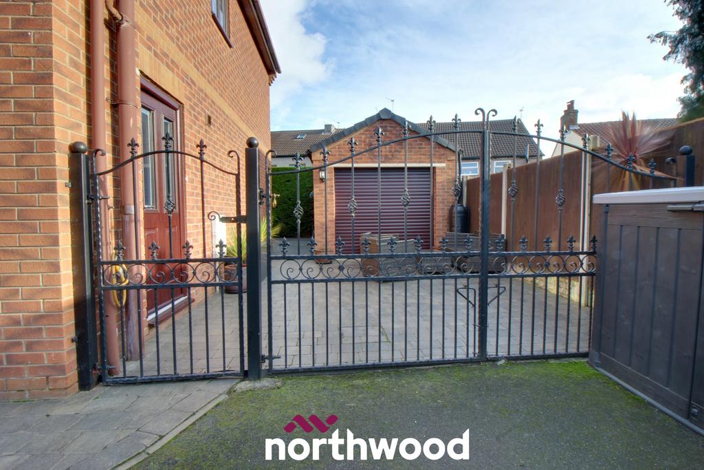 Kirton Lane, Doncaster DN8 3 bed detached house for sale £220,000