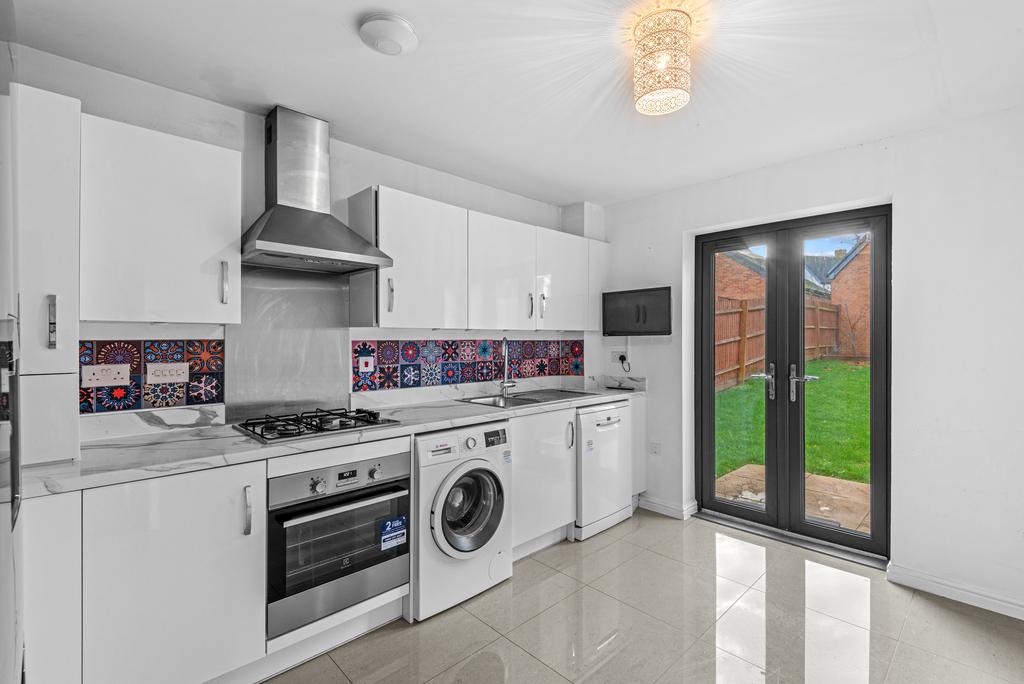 Uxbridge UB10 1 bed in a house share £900 pcm (£208 pw)