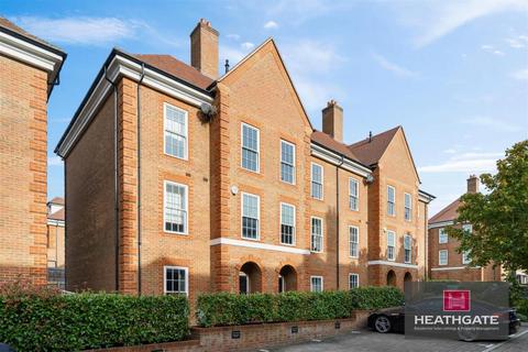 3 bedroom townhouse to rent, Ashridge Close, Finchley N3