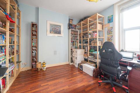 3 bedroom flat for sale, Canfield Gardens, South Hampstead, London, NW6