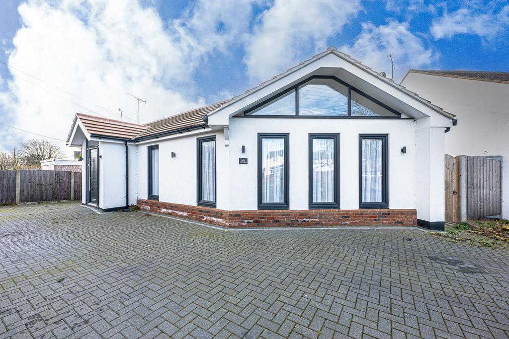 Daws Heath Road, Benfleet, SS7 1 bed detached bungalow for sale £365,000