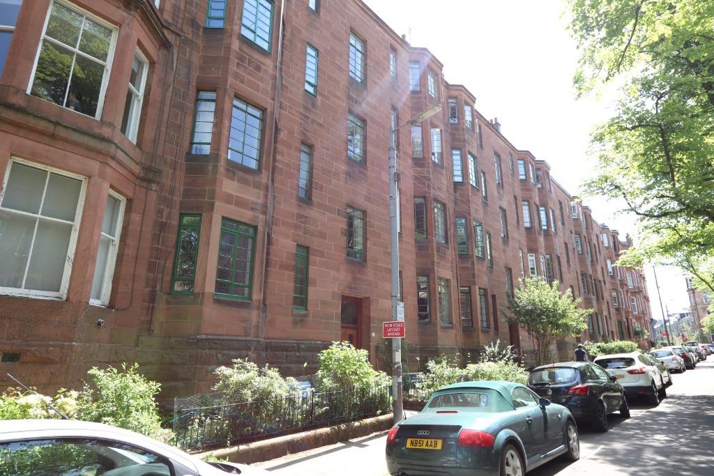 Dudley Drive, Glasgow G12 1 bed flat £750 pcm (£173 pw)