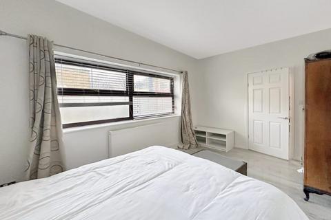 6 bedroom apartment for sale - Carswell Road, London