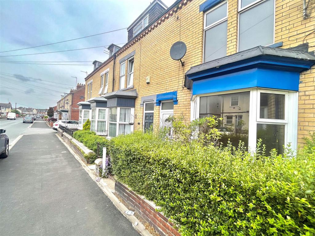 5 Bed MidTerraced House, Midway Avenue, Bridlington, YO16 4NU 5 bed