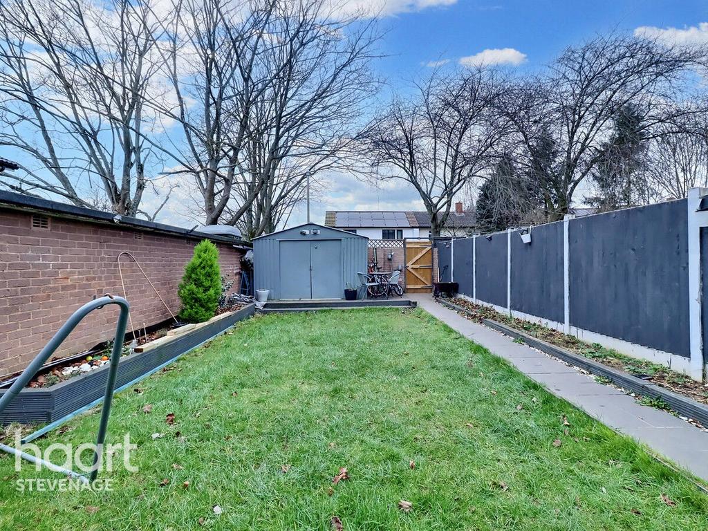 Oaks Cross, Stevenage 3 bed terraced house for sale £350,000