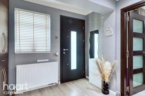 13 Oaks Cross, Stevenage, SG2 8LS