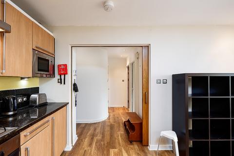 2 bedroom flat to rent, Gardners Crescent, Edinburgh EH3