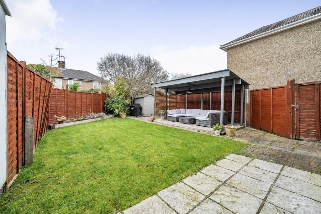 Kildare Gardens, Reading RG4 3 bed semidetached house for sale £435,000