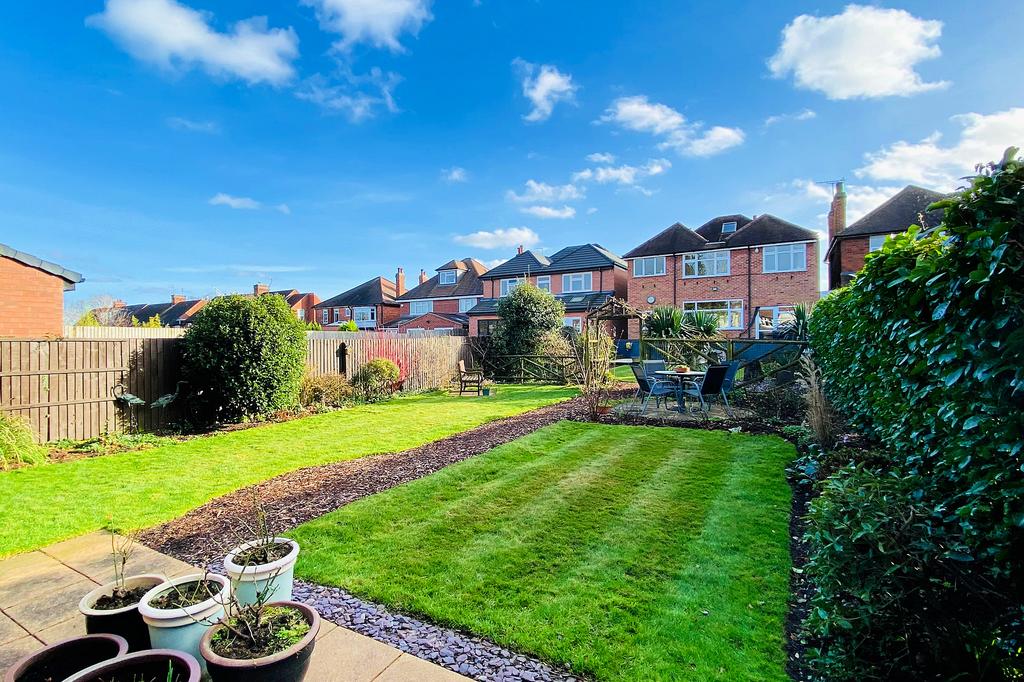 Extended Family Home Oakfield Avenue, Birstall, LE4 3DS 5 bed