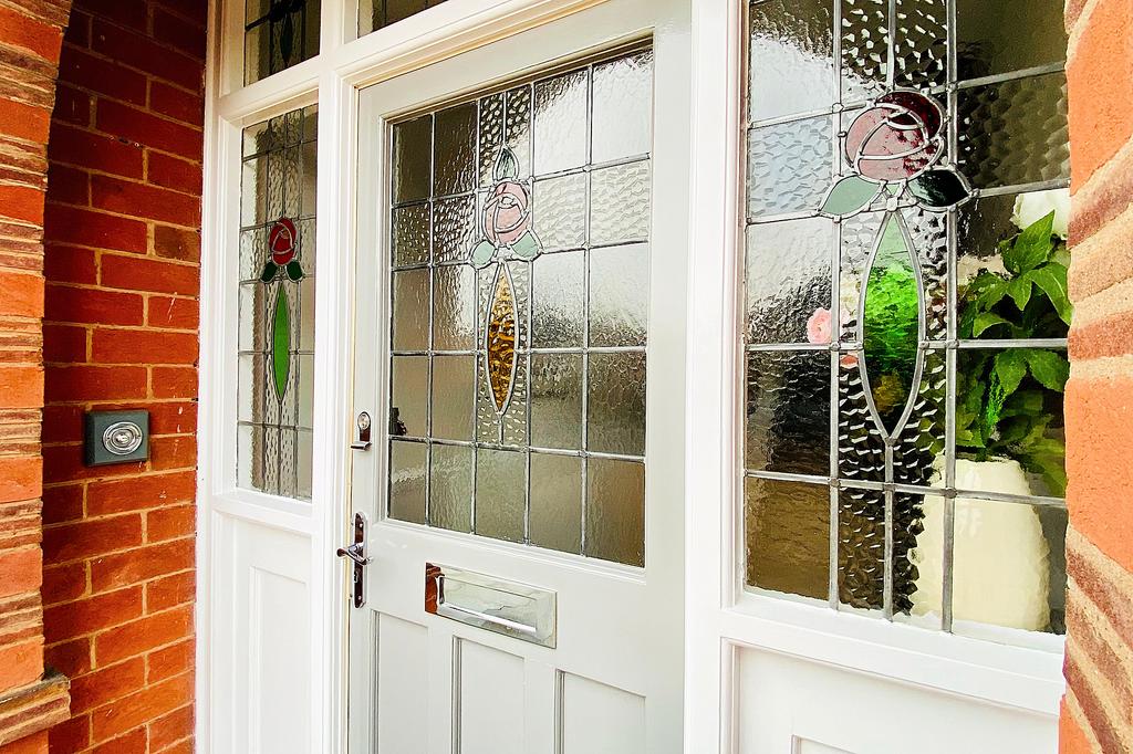 Extended Family Home Oakfield Avenue, Birstall, LE4 3DS 5 bed