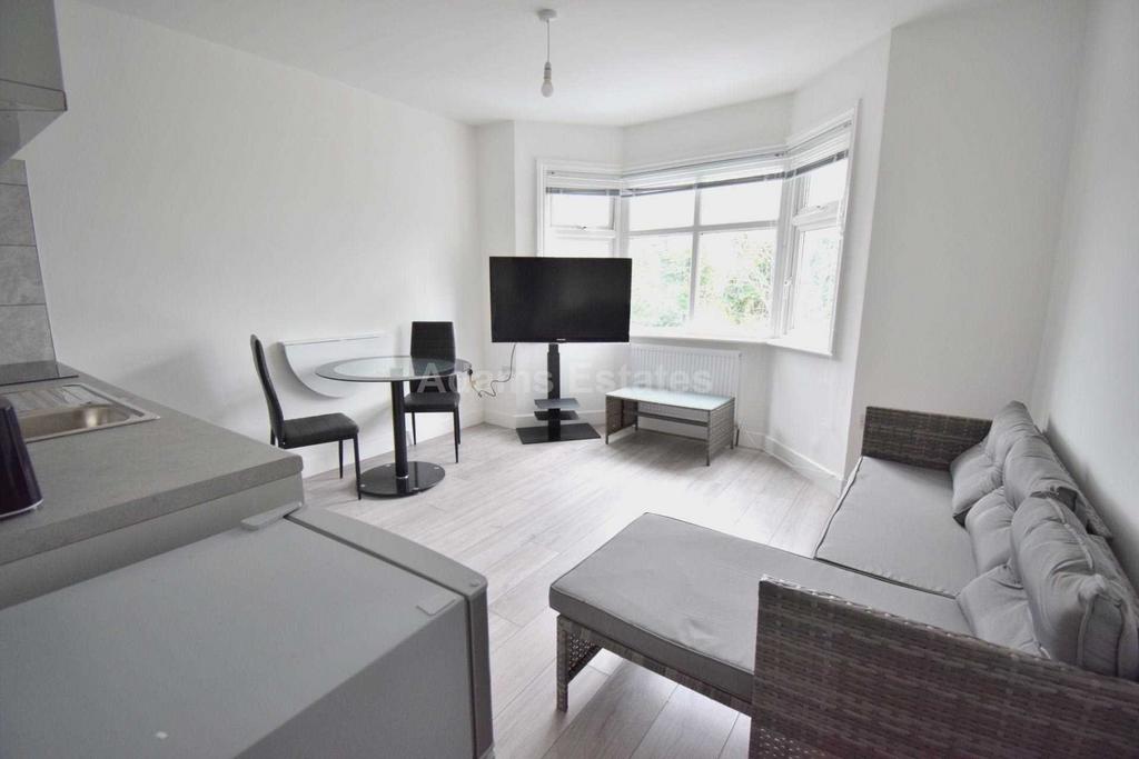 Average Rent Tilehurst Oxford Road, Tilehurst 1 bed flat to rent - £1,100 pcm (£254 pw)