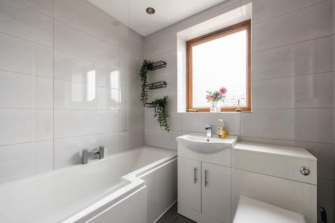 22 Silverknowes Grove, Edinburgh, EH4 5LZ