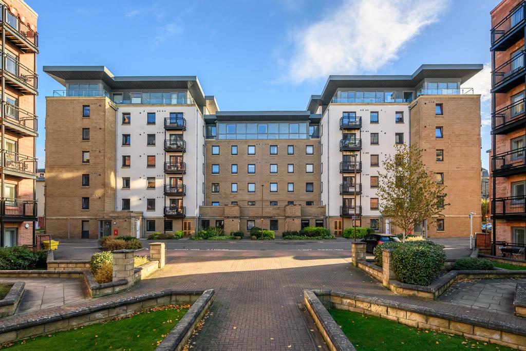 Slateford Gait, Edinburgh EH11 3 bed flat for sale £300,000