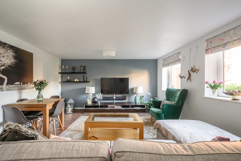 Slateford Gait, Edinburgh EH11 3 bed flat for sale £300,000