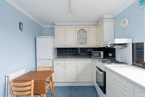 15/6 Calder Grove, Edinburgh, EH11 4NB