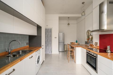 61/4 Elm Row, Edinburgh, EH7 4AQ