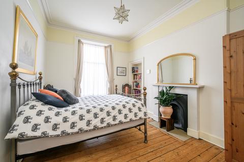 61/4 Elm Row, Edinburgh, EH7 4AQ