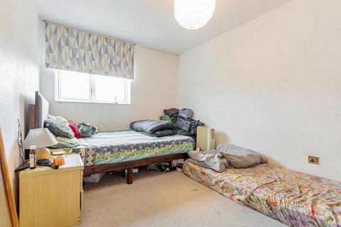 12 Beech Vale, Woking, GU22 7NS