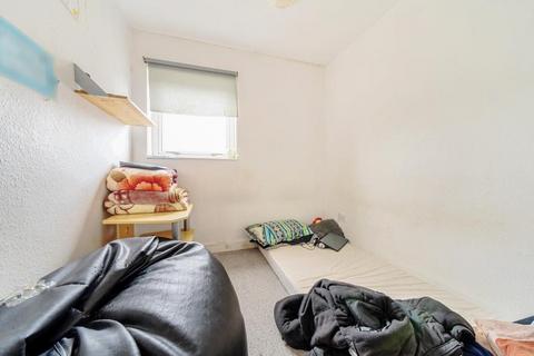 12 Beech Vale, Woking, GU22 7NS