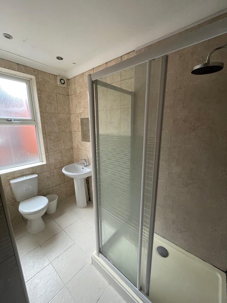 Bathroom (1 of 2 Shared)