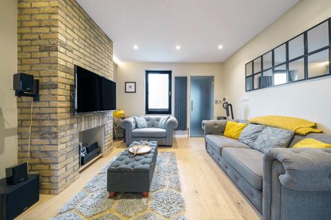 2 Violet Terrace, Uxbridge, UB8 3QG