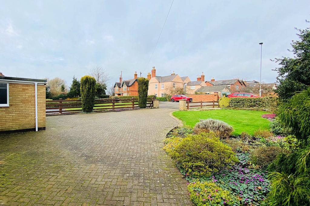 Oaks Road, Great Glen, LE8 3 bed detached bungalow for sale £490,000