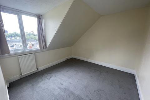 2 bedroom penthouse to rent, Morgan Avenue, Torquay