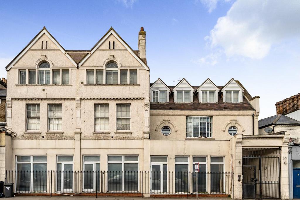Catford Hill, Catford 2 bed flat for sale £370,000