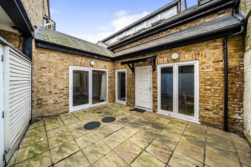 Catford Hill, Catford 2 bed flat for sale £370,000