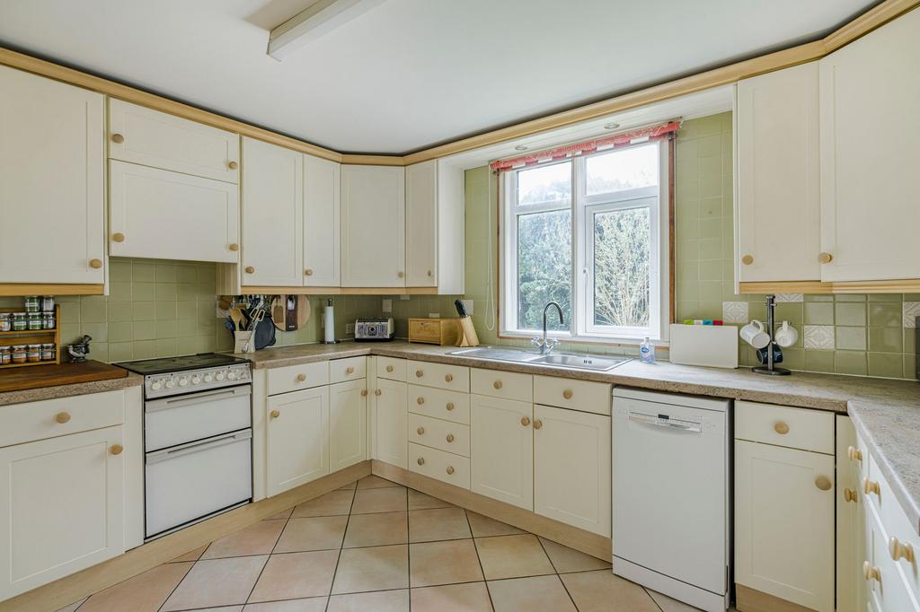 Little Marlow Road, Marlow, SL7 4 bed detached house for sale £800,000