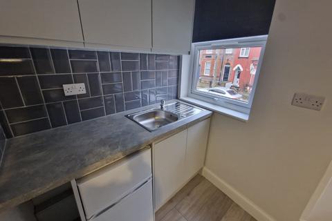 Studio to rent, Stockwood Crescent, Luton, Bedfordshire LU1