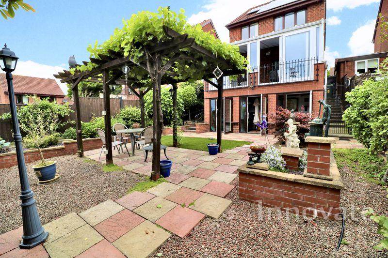 Rough Hill Drive, Rowley Regis B65 3 bed detached house for sale £300,000
