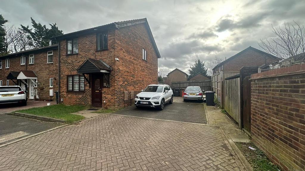 3 bedroom House Rodeheath LU4 9XA 3 bed end of terrace house to