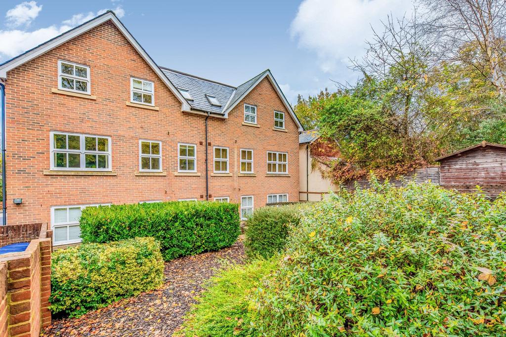 William Court, Farnborough 2 bed flat £1,300 pcm (£300 pw)