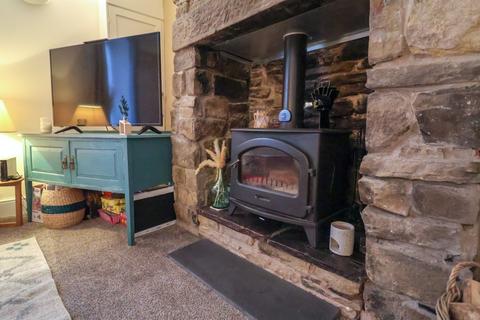 3 bedroom end of terrace house for sale - Gladstone Street, Glossop SK13