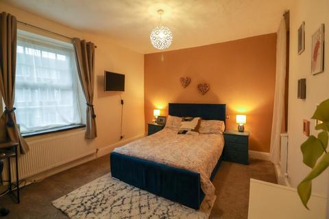 3 bedroom end of terrace house for sale - Gladstone Street, Glossop SK13