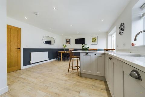 5 Oaklands Grove, Uttoxeter, ST14 8FB