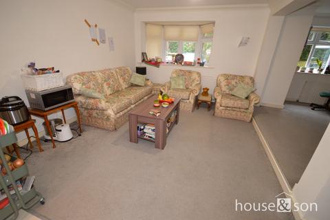 undefined, Queens Park Avenue