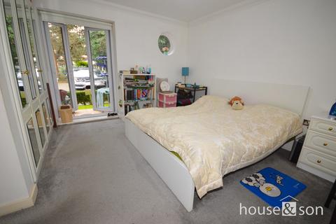 undefined, Queens Park Avenue
