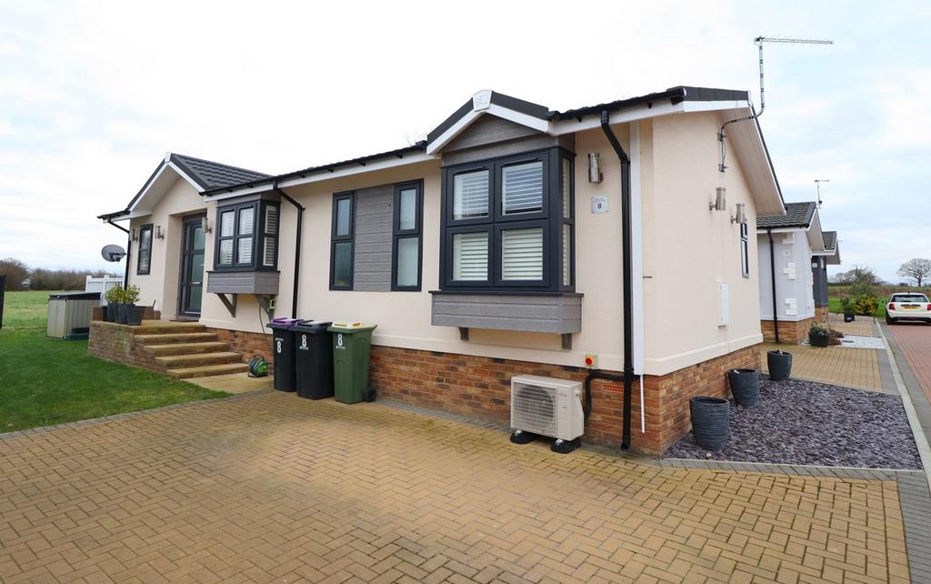 Kingsmans Farm Road, Hullbridge, Hockley, SS5 2 bed park home for sale