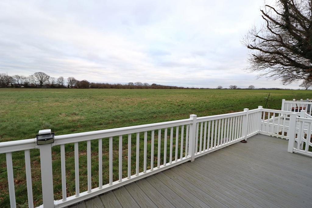 Kingsmans Farm Road, Hullbridge, Hockley, SS5 2 bed park home for sale