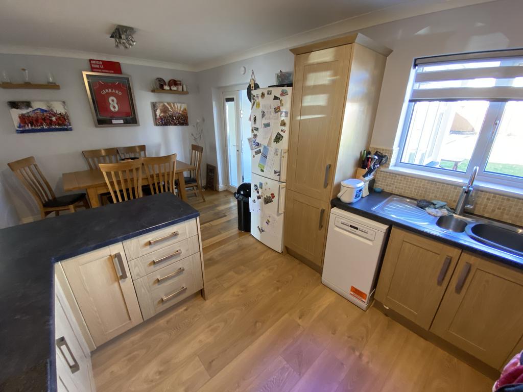 Kitchen (second angle)