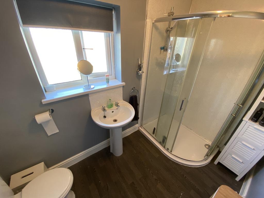 En suite to principal bedroom