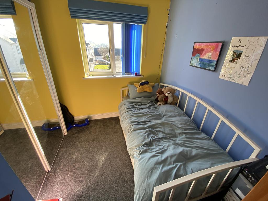 Front bedroom 4