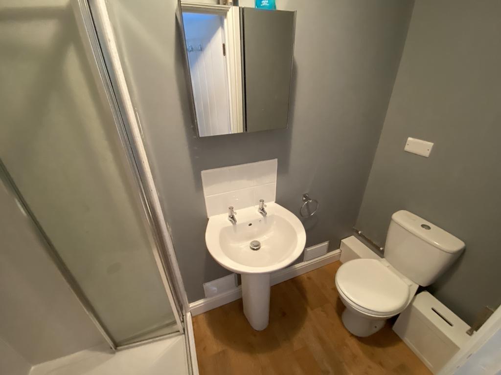 En suite to bedroom 5