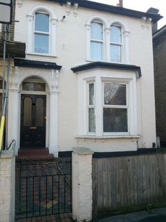 Studio to rent, Oakfield Road